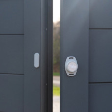 Yale Inteligentny sterownik do garażu 1x Smart Opener , 1x Door Position Sensor, 1x Magnes, 2x Dodatkowy kabel, 2x Taśma instalacyjna